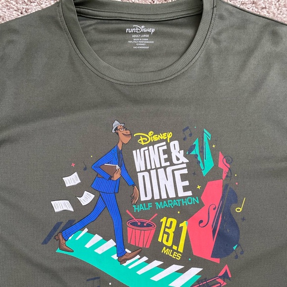 runDisney Wine & Dine 2022 Half Marathon Men’s Large Shirt - Picture 2 of 5